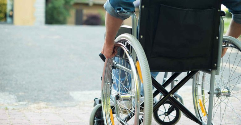 هزینه‌های بالای درمان معلولان را از پای درمی‌آورد 